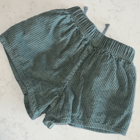 ESSENTIALS Fear of God boys shorts 8 green - Picture 2 of 4